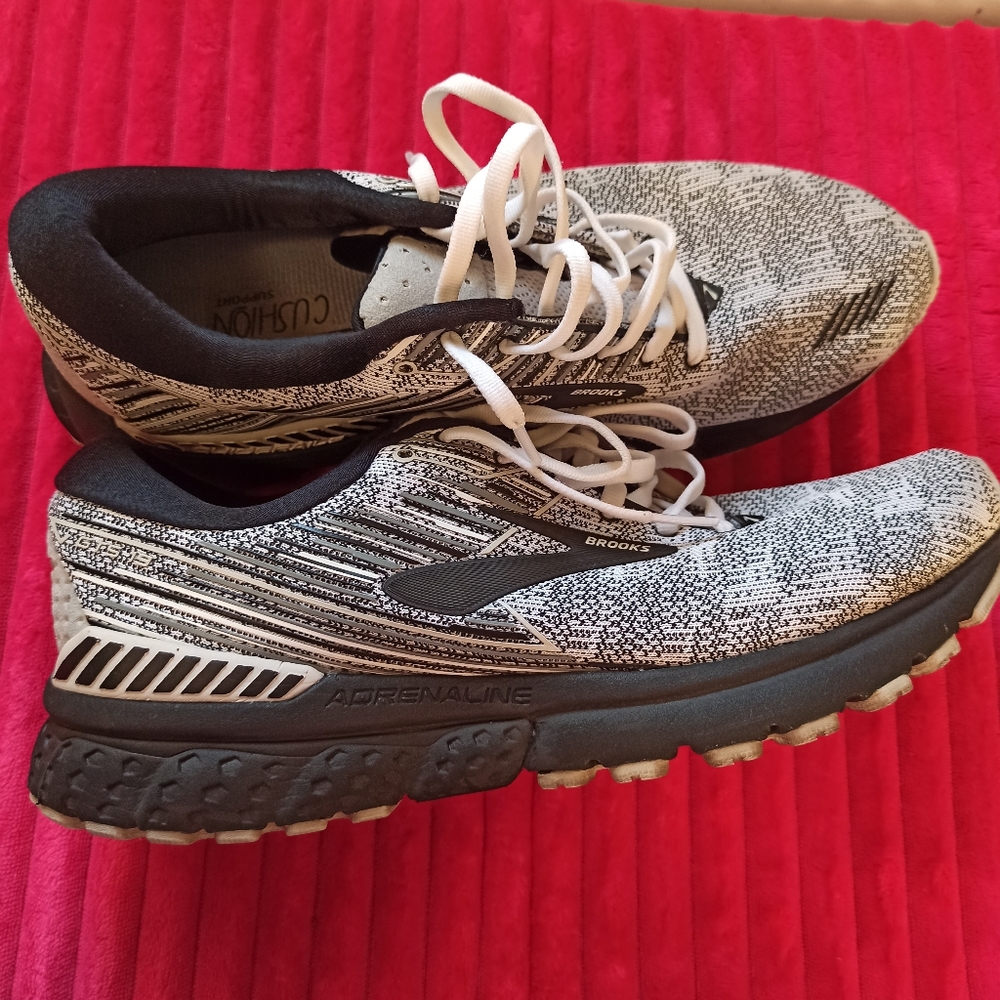 Women's Blk and Why Brooks sneakers